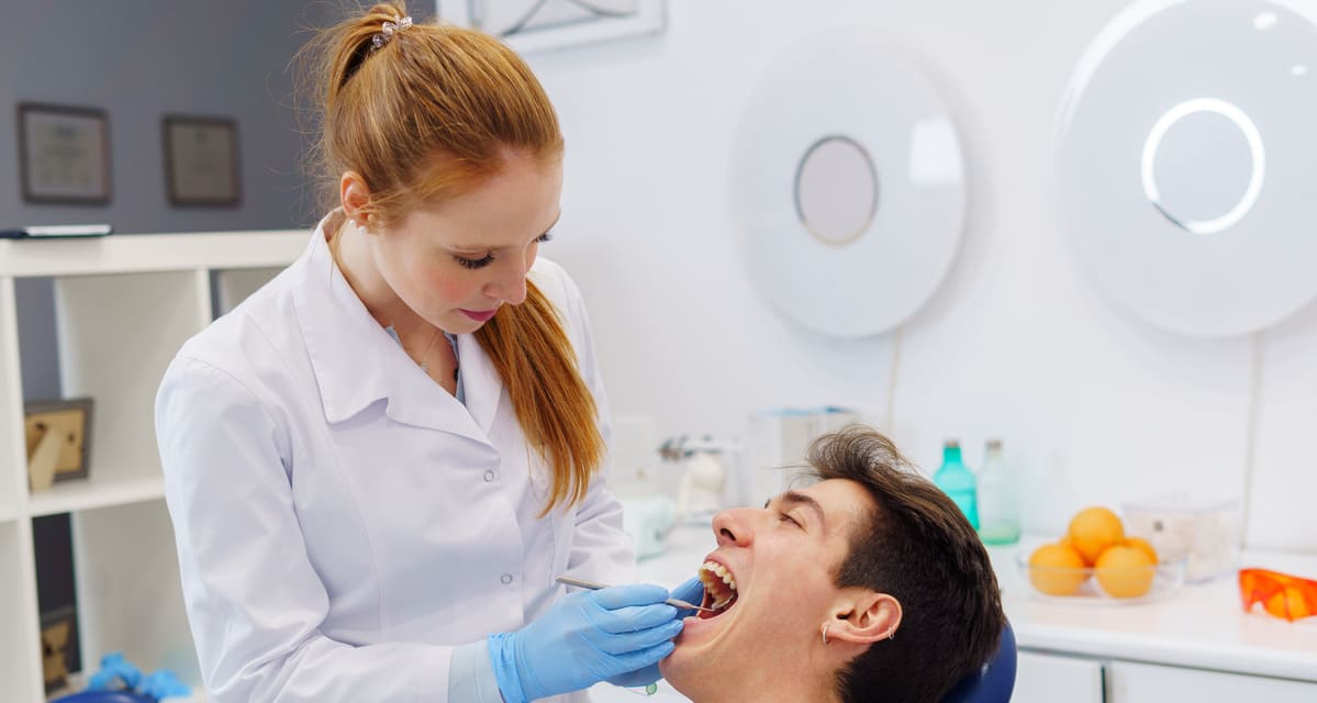 por que salen manchas blancas en los dientes